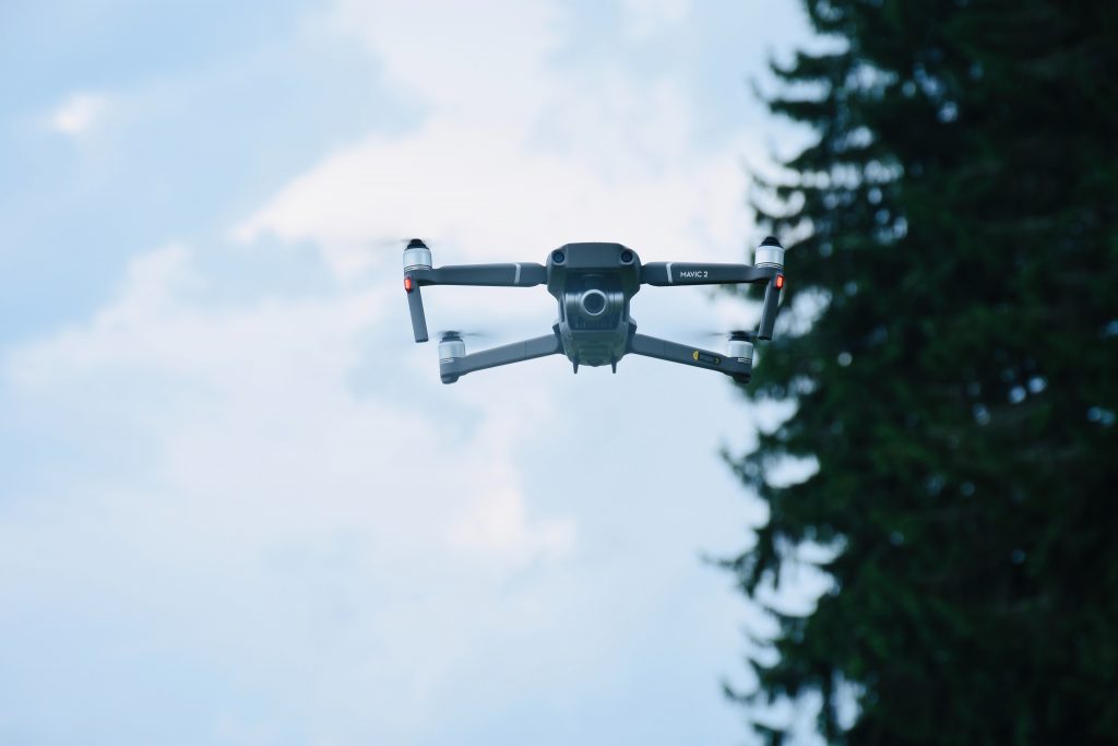 Eine Drohne fliegt über ein Feld