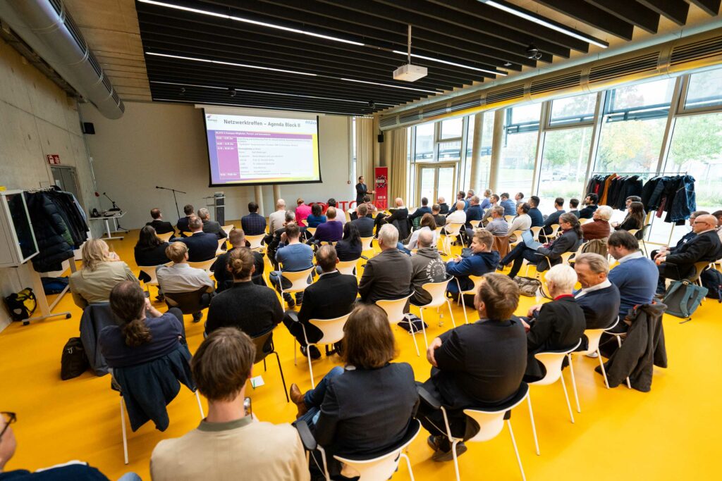 Personen bei einer Konferenz